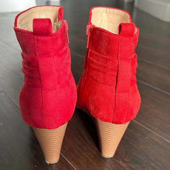 True Red open toe Bootie with inner side zipper, Suede worn Once Size 6 1/2 - Picture 4 of 7